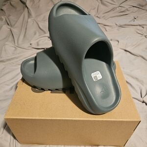 NEW Yeezy Slide Slate Marine Men Size 7 with Box